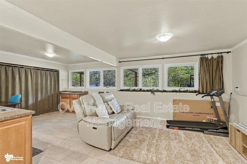 Eagle River House: 10610 High Bluff Dr
