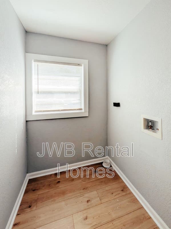 Jacksonville House: 7114 Bloxham Ave