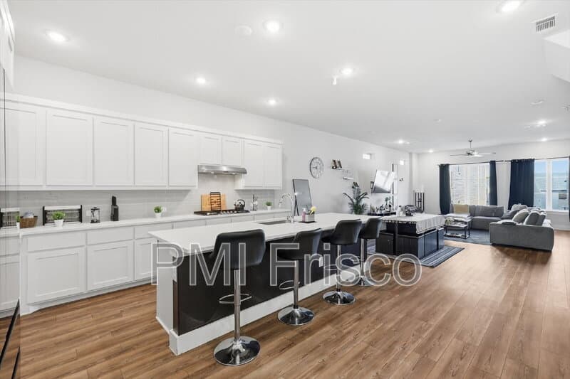 Dallas House: 8132 Bromley Dr