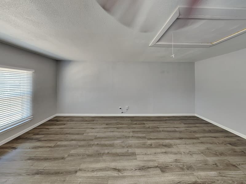 Euless House: 300 Newport Cir
