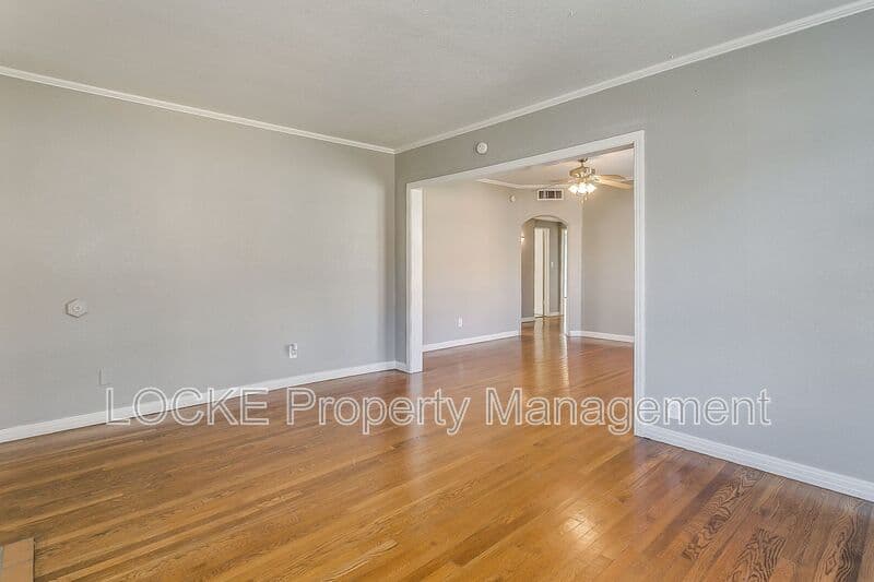 Fort Worth House: 3204 Rogers Avenue