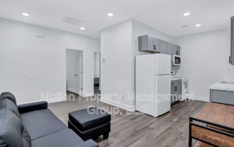 Fort Valley House: 700 Carmen Ave