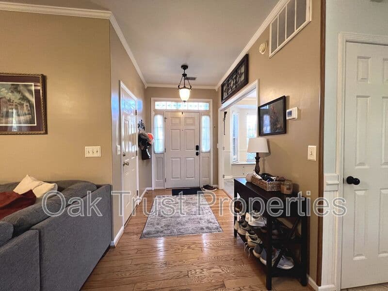 North Charleston House: 8675 Spring Chapel Ln