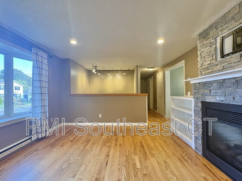 Mystic House: 250 Capstan Ave