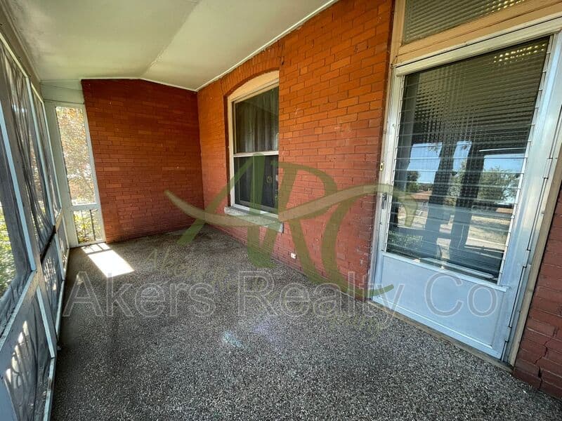 Pueblo House: 501 Van Buren St