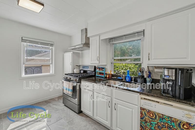 Wyoming House: 2052 Collingwood Avenue Southwest