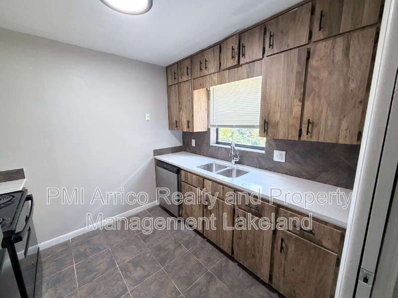 Lakeland House: 3584 Raintree Cir
