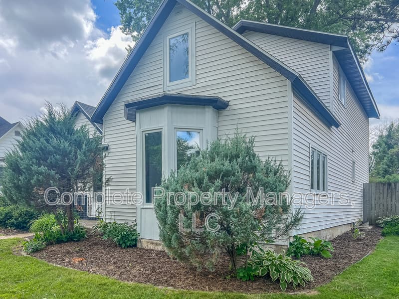 Owatonna House: 118 Franklin Avenue