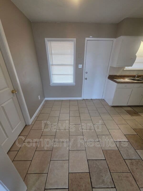 Midland House: 4210 Pasadena Dr
