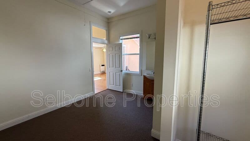 Oakland House: 1533B 9th St