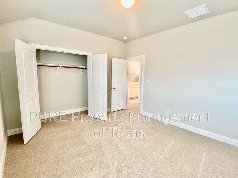 Georgetown House: 204 Riverhill Cv