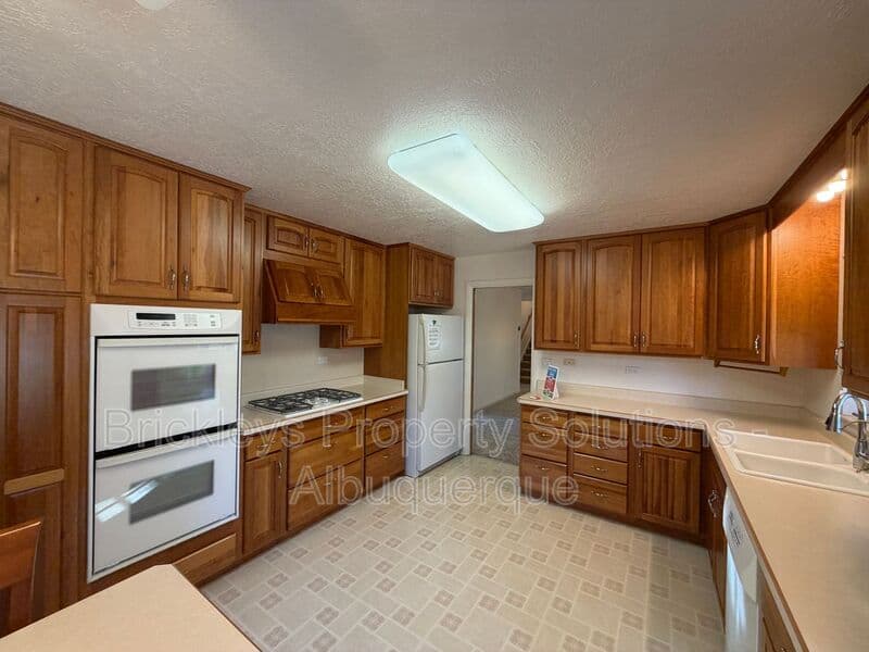 Albuquerque House: 7121 Edwina Ave NE