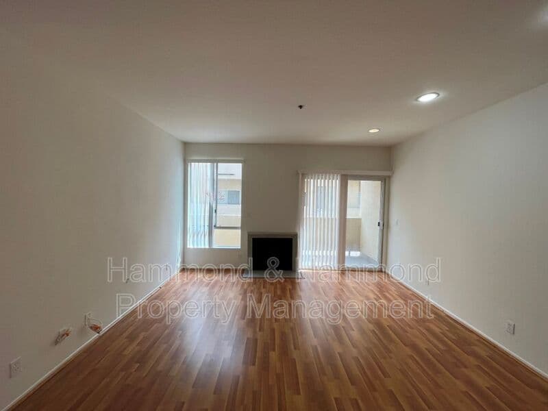 Reseda Condo: 19350 Sherman Way