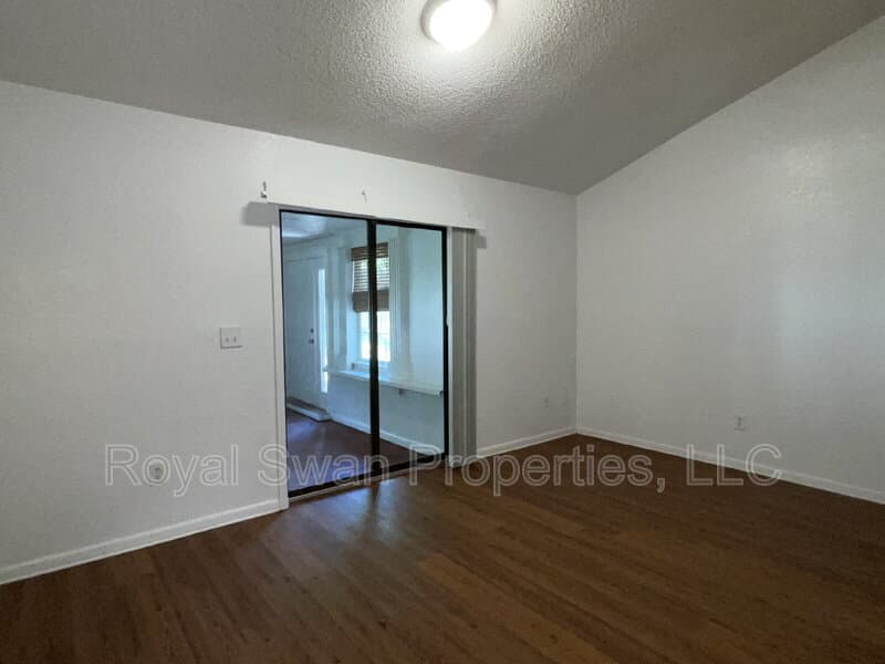 Auburndale House: 222 Lakeview Drive
