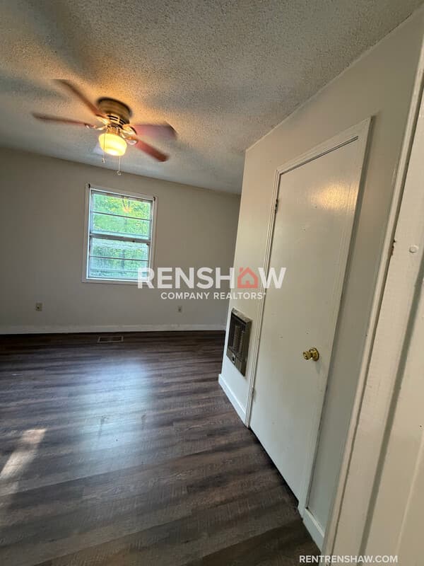 Lexington House: 450 Bedwell St