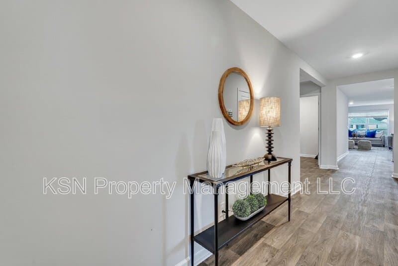 Bloomingdale House: 224 Skylark Rd