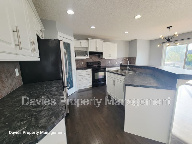 Edmonton House: 1020 118A Street SW