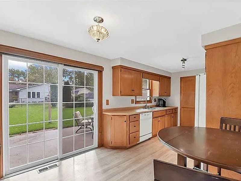 Ashwaubenon House: 2217 Barberry Lane