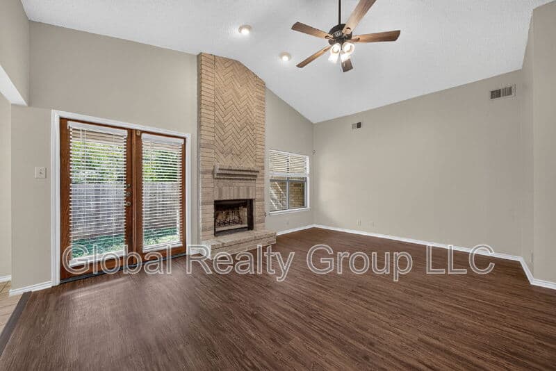 Universal City House: 118 Golden Way