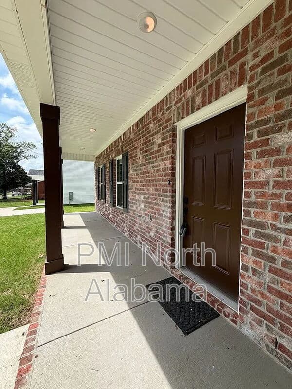 Huntsville House: 1713 Golf Club Lane Northwest