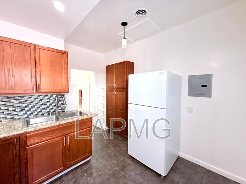 Pasadena House: 607-611 N. El Molino Ave.