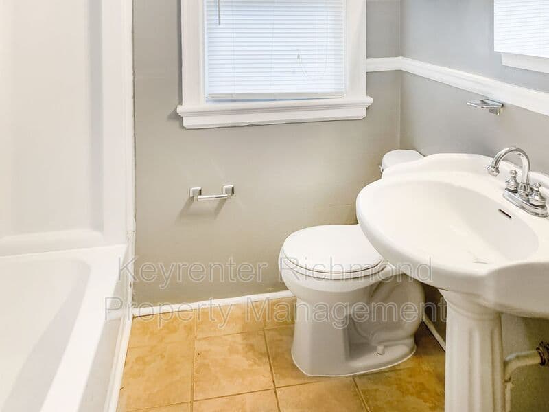 Richmond House: 4511 Maverick Avenue