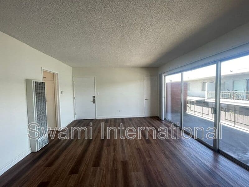 Inglewood Condo: 947 Myrtle Avenue