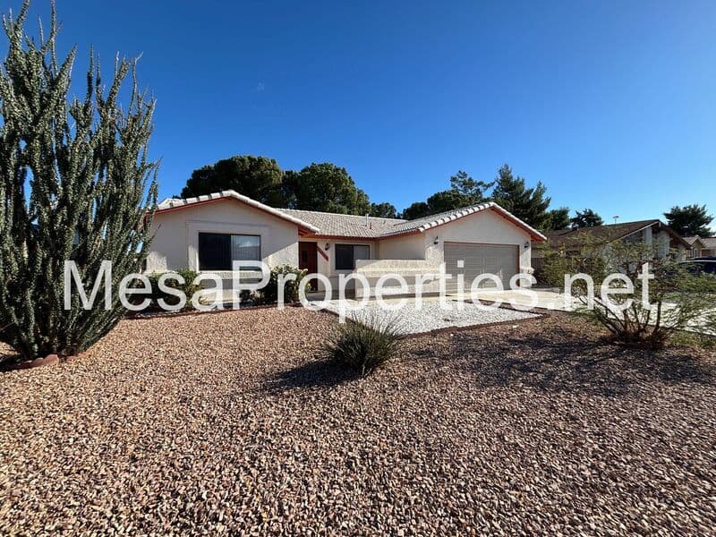 Victorville House: 13520 Oakmont Dr