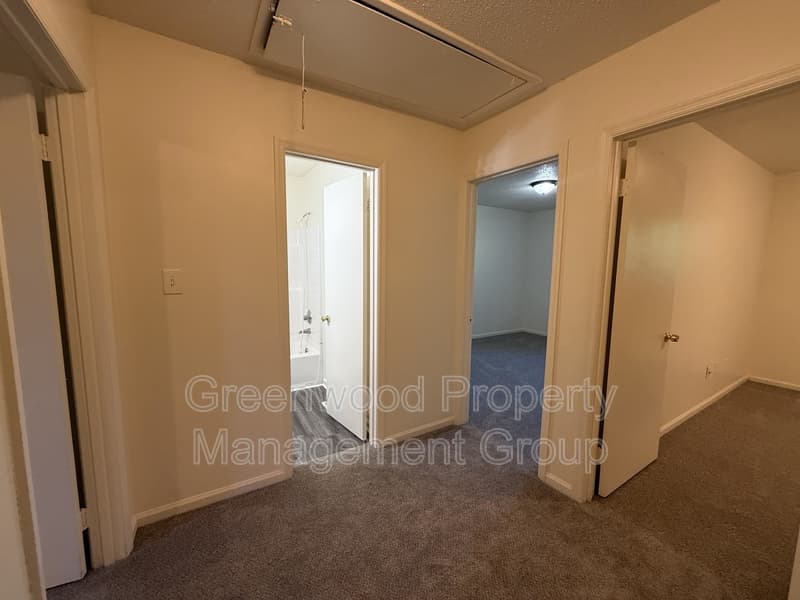 Greensboro House: 5745 Bramblegate Road