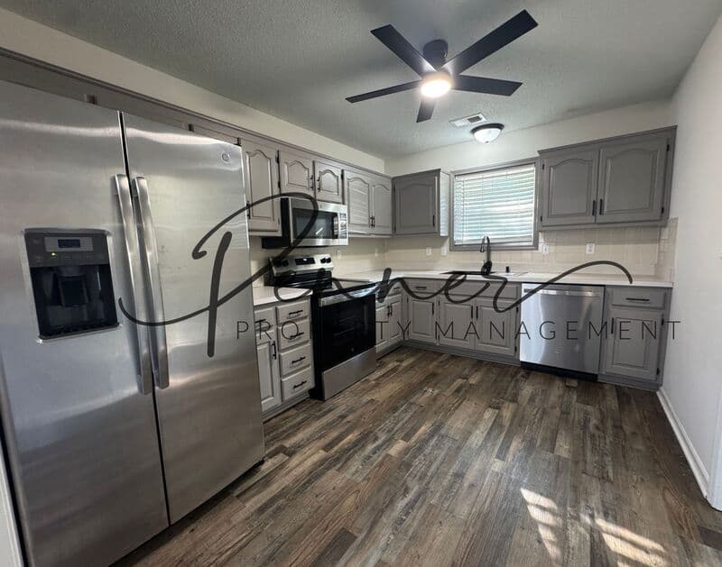 Lees Summit House: 407 SW Hoke Ln