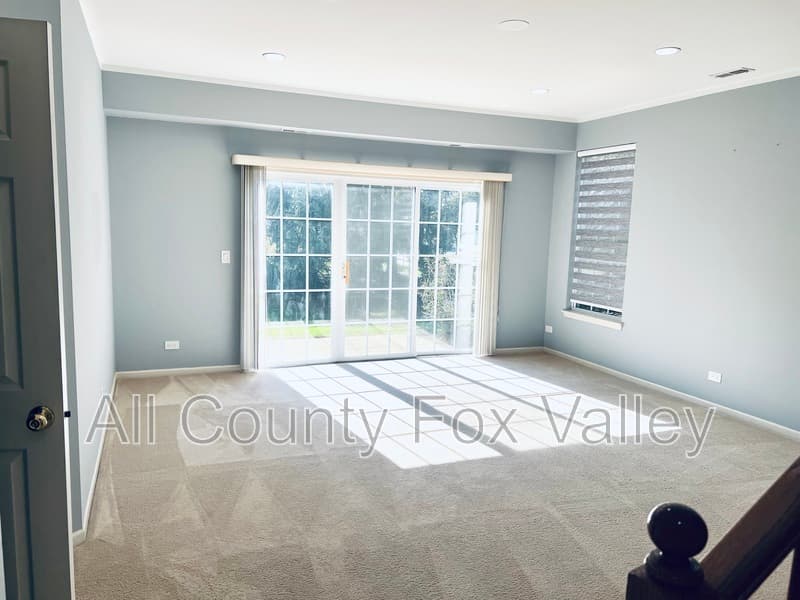 Algonquin Townhome: 300 Emerald Lane