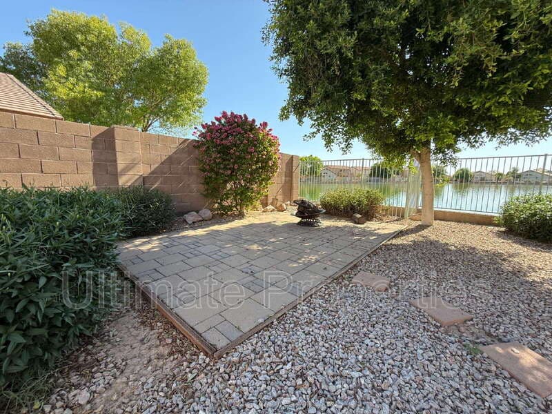 Avondale House: 11171 W Edgemont Ave