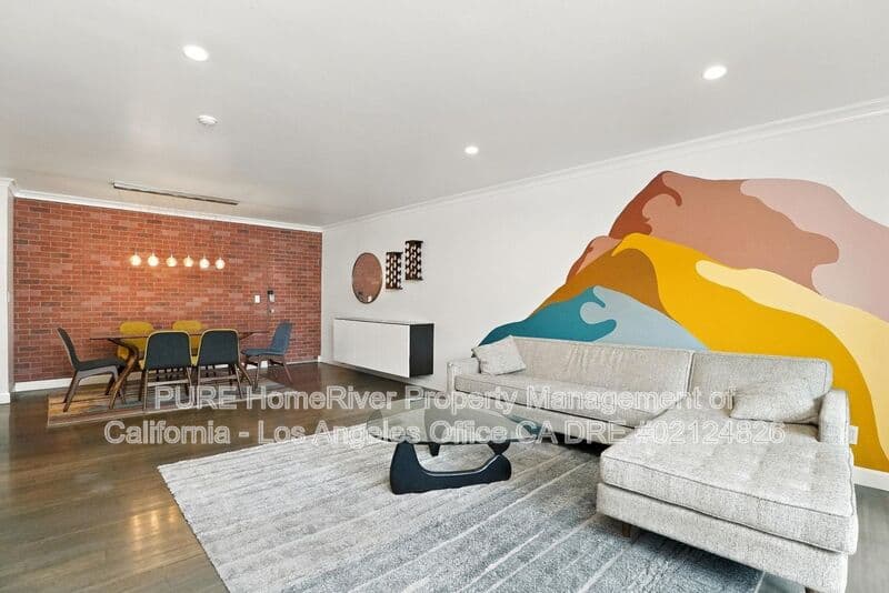 Redondo Beach House: 800 Camino Real