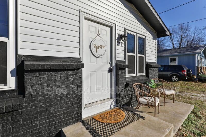 Springfield House: 2137 W Brower St