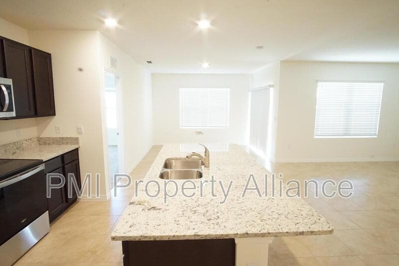 Davenport House: 908 Brooklet Dr