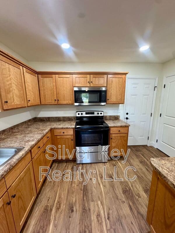 Athens Townhome: 320 Million Street