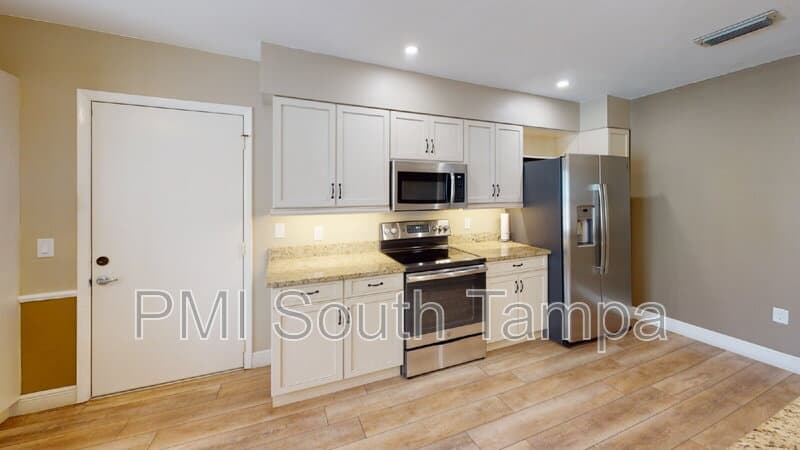 Bradenton House: 3506 52nd Ave W