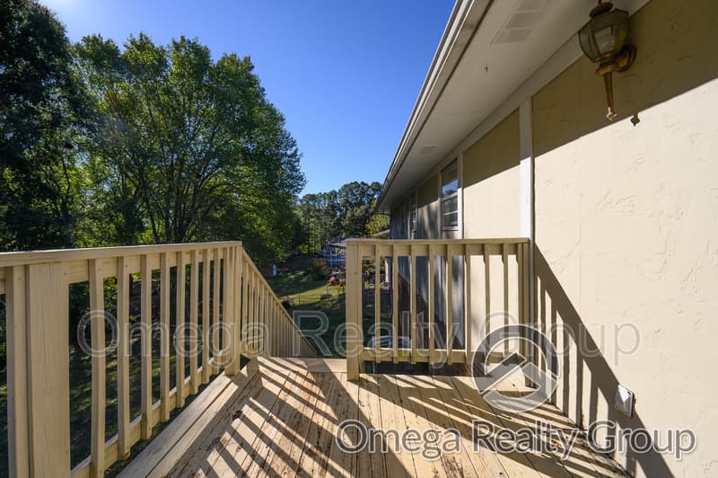 Anniston House: 1033 Old Mill Rd