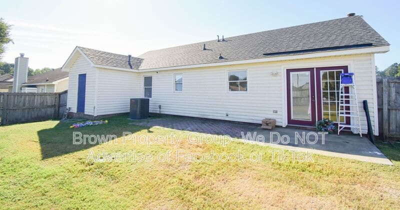 Fayetteville House: 5598 Windy Knoll Pl
