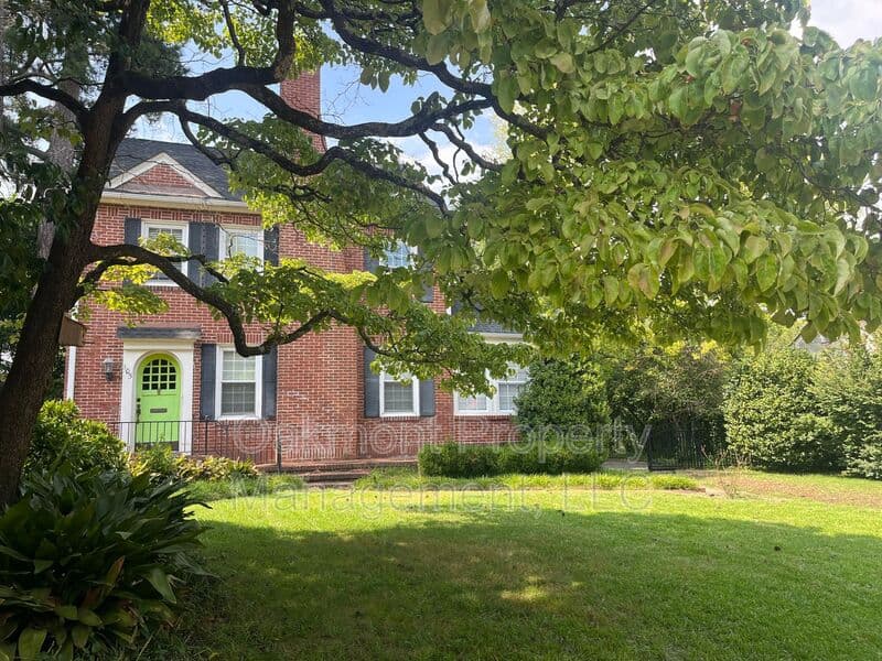 Fayetteville House: 105 Peachtree Street