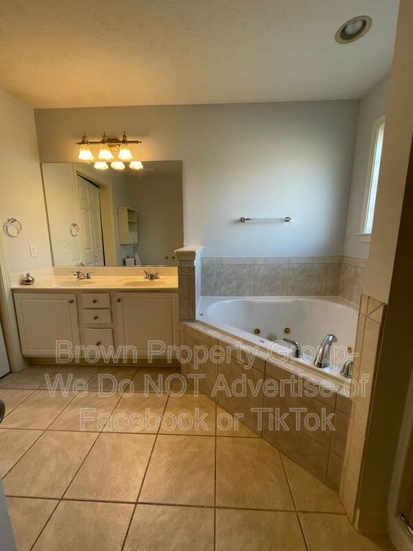 Fayetteville House: 1761 Renwick Dr