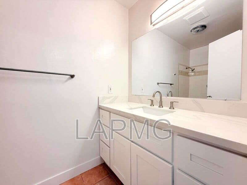 Inglewood House: 853 W Beach Avenue