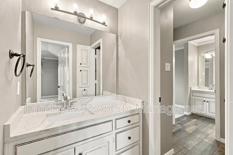 Arlington House: 2114 Bay Club Drive