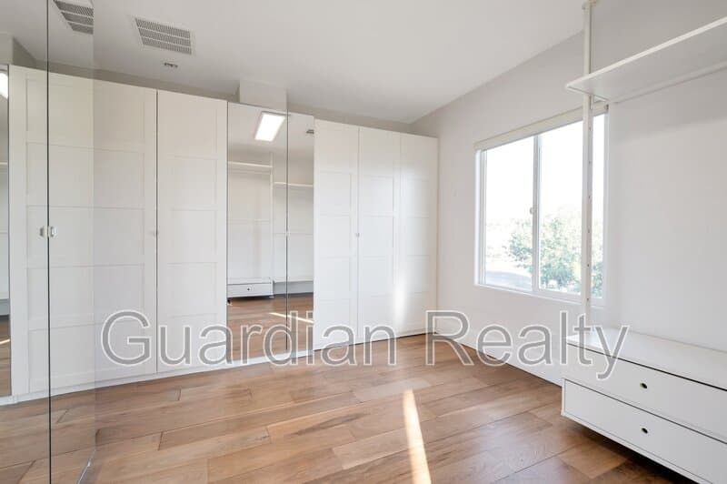 Henderson House: 2485 Sturrock Dr