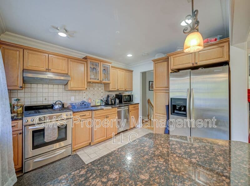 Bloomingdale House: 128 Reeve Ave