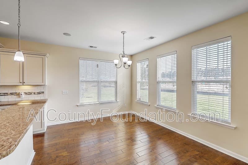 Summerville House: 431 Flat Rock Ln