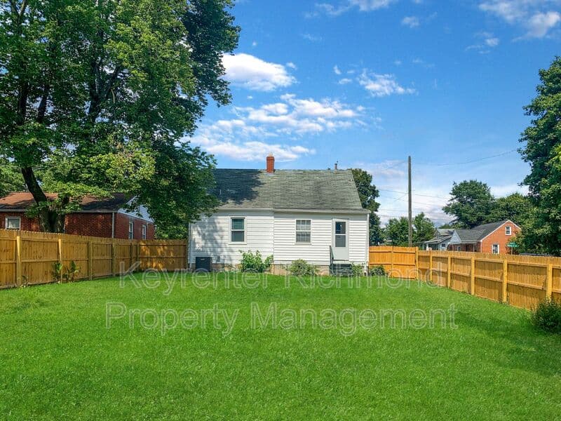 Richmond House: 4511 Maverick Avenue