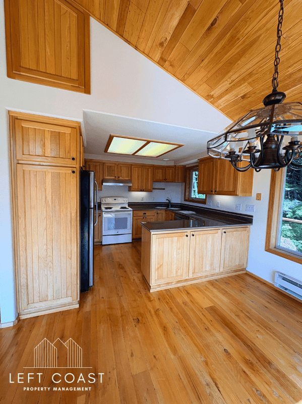 Waldport House: 7205 Southwest Burl Drive
