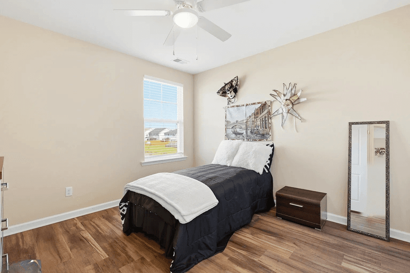 Savannah House: 225 Willow Point Cir
