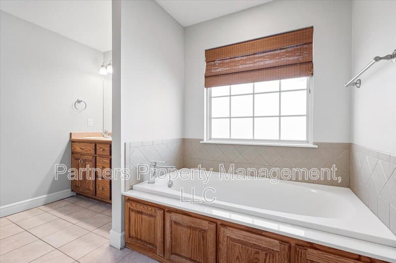 Fayetteville House: 596 North Fox Meadows Lane